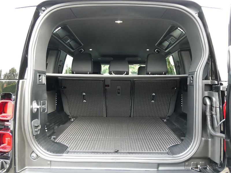Land Rover Defender 110 3,0 X-Dynamic SE D250 - fotka 32 z 37