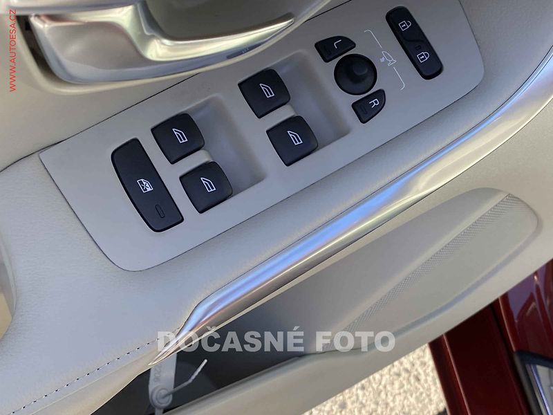 Volvo V40 (2017) 2.0 D2, LED, kamera - fotka 9 z 17