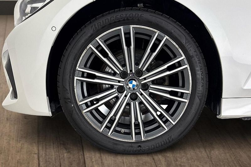 BMW Řada 3 320d xDrive - fotka 26 z 26