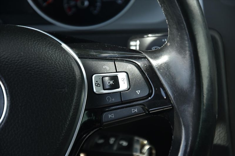 Volkswagen Golf 2.0TDi 110kW LOUNGE COMFORT - fotka 16 z 24