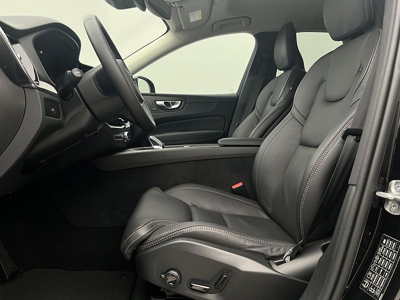 Volvo XC60 B5 AWD DARK PLUS AUT - fotka 3 z 45
