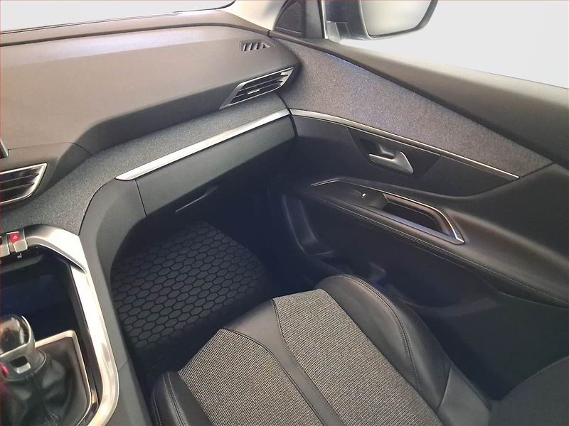 Peugeot 3008 (2017) 1.2 PureTech, Kůže, Navi - fotka 8 z 21