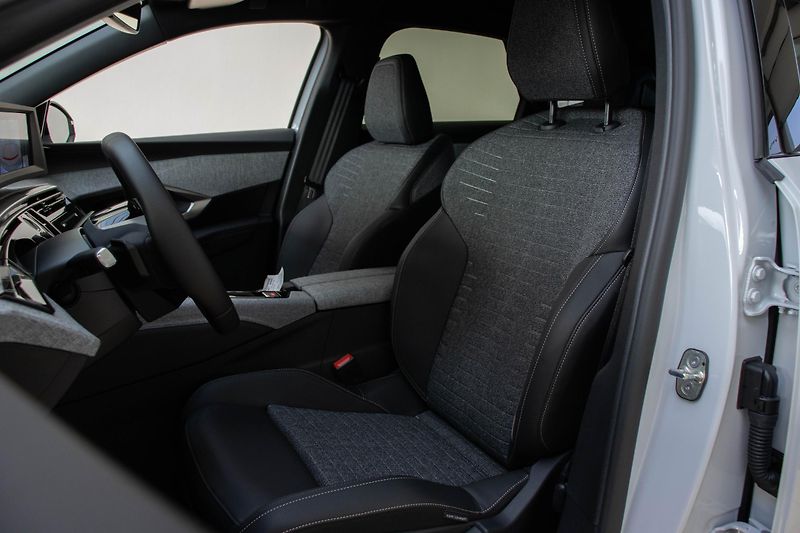 Peugeot 3008 ALLURE Hybrid 145 e-DCS6 - fotka 9 z 16