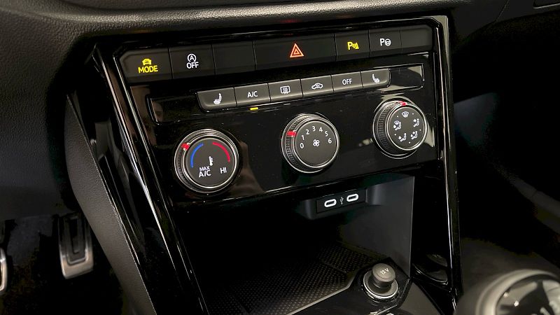 Volkswagen T-Roc (2024) R-Line 1.0 TSI 81kW - fotka 22 z 26