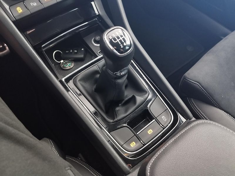 Škoda Karoq (2017) 1,0TSI,85KW,FULL,LED,ALU,KŮŽE - fotka 25 z 34