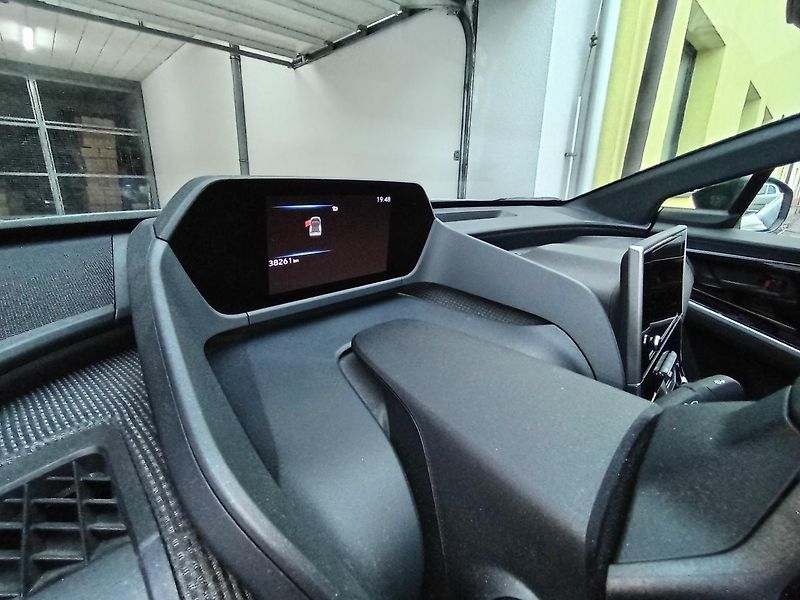 Toyota bZ4X (2024) v záruce 71,4KWh - fotka 18 z 23
