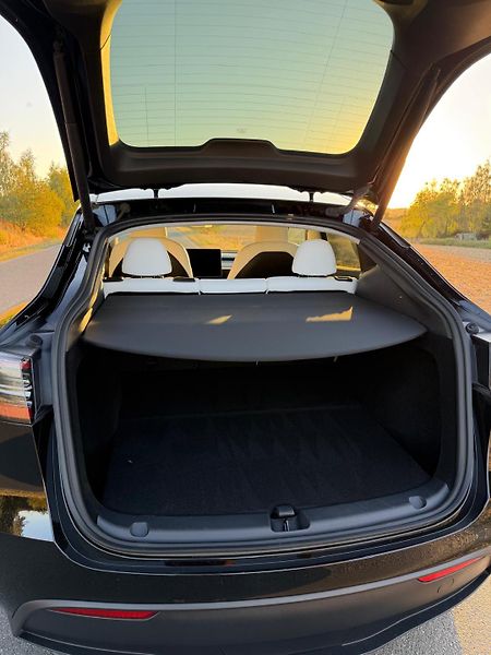 Tesla Model Y (2023) - fotka 10 z 13