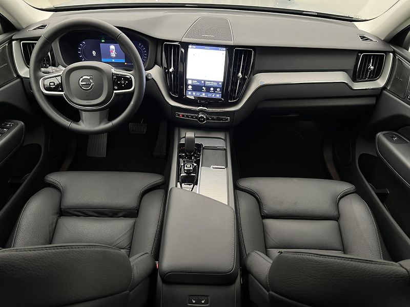 Volvo XC60 B5 AWD PLUS DARK AUT REZERVACE - fotka 2 z 44