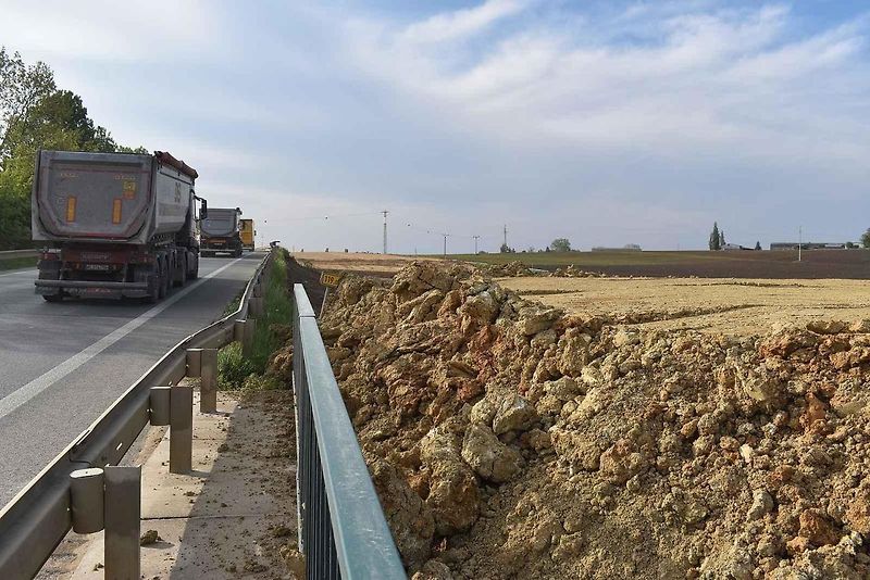 Na okraji Všestar se už na místě zbouraných domů připravuje stavba nového dálničního mostu.