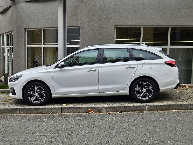 Hyundai i30 1,5i, Comfort 16, 1.majitel - fotka 2 z 32