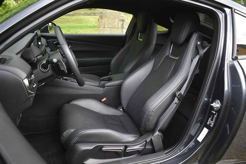Na volných zatáčkovitých silnicích je Honda Prelude jako doma.