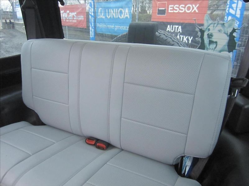Jeep Wrangler 2.5i 4x4, Hardtop - fotka 25 z 38
