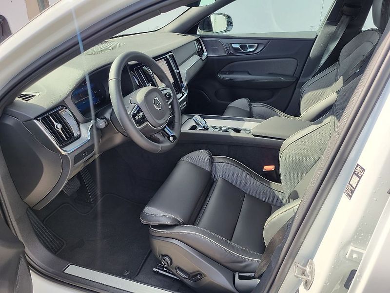 Volvo V60 PLUS DARK B4 FWD 145 kW - fotka 12 z 37