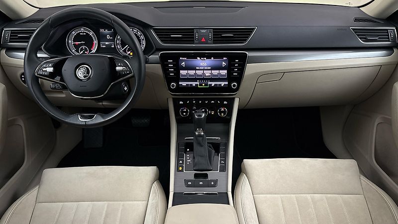 Škoda Superb 2.0 TDI DSG Style Combi - fotka 8 z 27