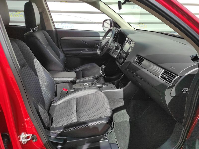 Mitsubishi Outlander 2.2D 110kW 6 st. MAN 4X4 7Míst - fotka 15 z 44