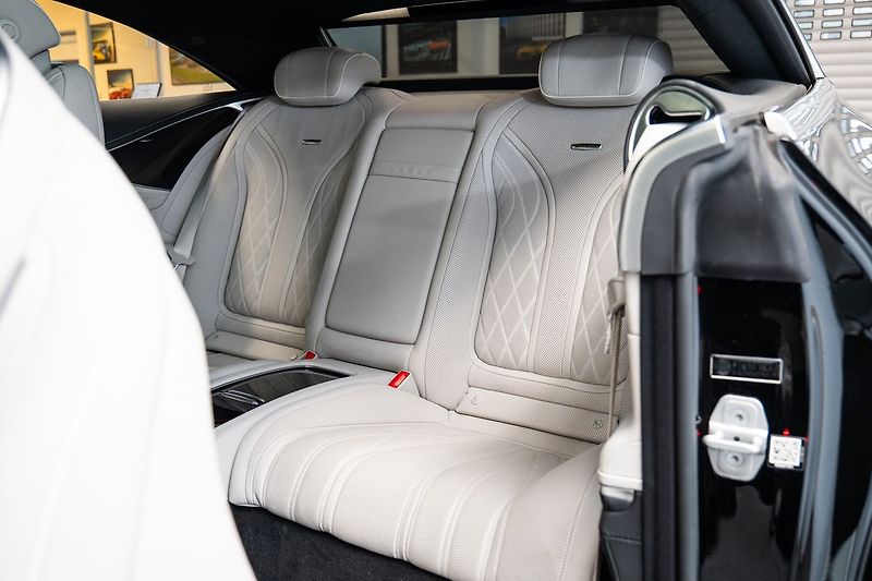 Mercedes-Benz Třídy S 4MATIC coupé - fotka 8 z 24
