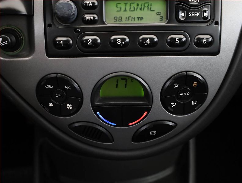 Ford Focus (2002) 1.6 16V, nová STK, Klima - fotka 10 z 14