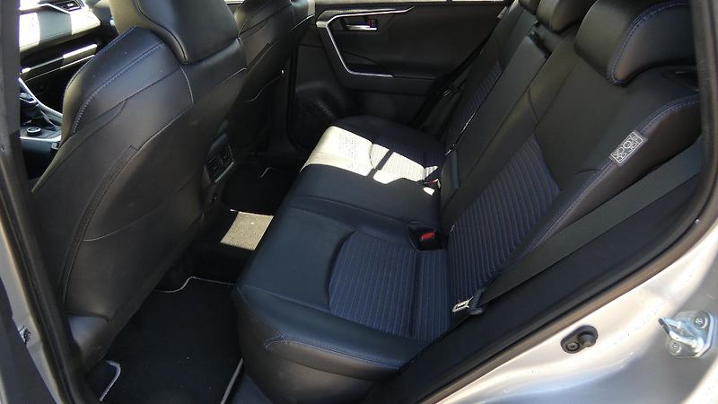 Toyota RAV4 2.5 Hybrid Selection 4WD e-CVT - fotka 19 z 24