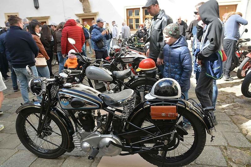 Automobiloví a motocykloví veteráni se vydali v neděli na tradiční jízdu Ze zámku na hrad. Start byl na Horním náměstí v Přerově, kde si lidé užili bohatý program.