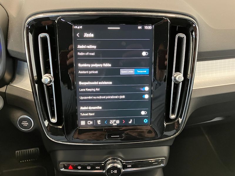 Volvo XC40 B3 FWD Plus Dark AT7 - fotka 30 z 40