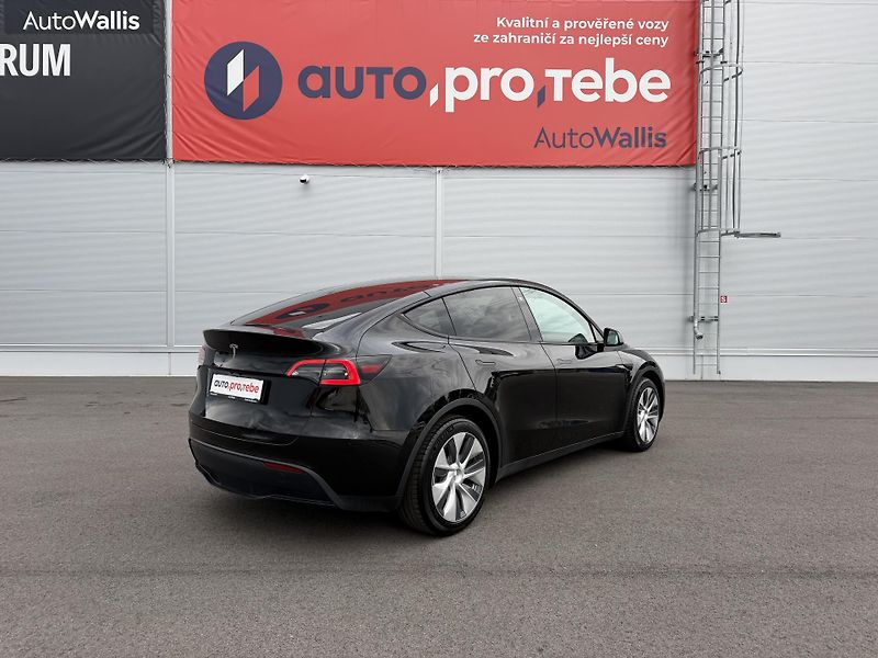 Tesla Model Y SR RWD LFP 220kW 1.Maj DPH - fotka 4 z 26