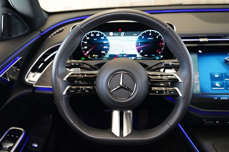 Mercedes-Benz Třídy E 220d 4MATIC AMG, Pano, Tažné - fotka 25 z 49