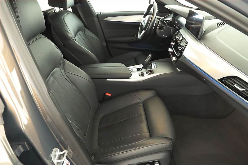 BMW Řada 5 (2023) M Sport 530e - fotka 7 z 25