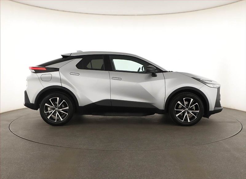 Toyota C-HR (2025) 2.0 Plug-in - fotka 6 z 21