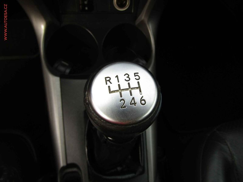 Toyota RAV4 (2007) 2.2. D-CAT 4x4, AC, kůže - fotka 19 z 23
