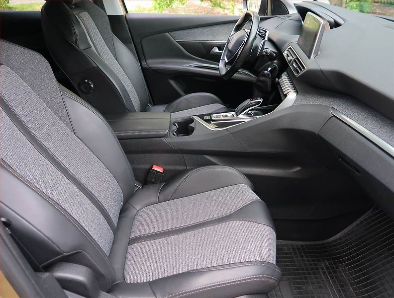 Peugeot 3008 (2018) Allure 1.6 BlueHDi, Automat - fotka 9 z 21