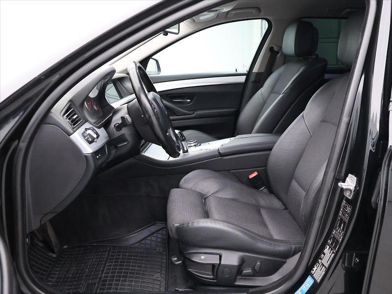BMW Řada 5 3,0 530d x Drive Tažné Klima - fotka 12 z 38