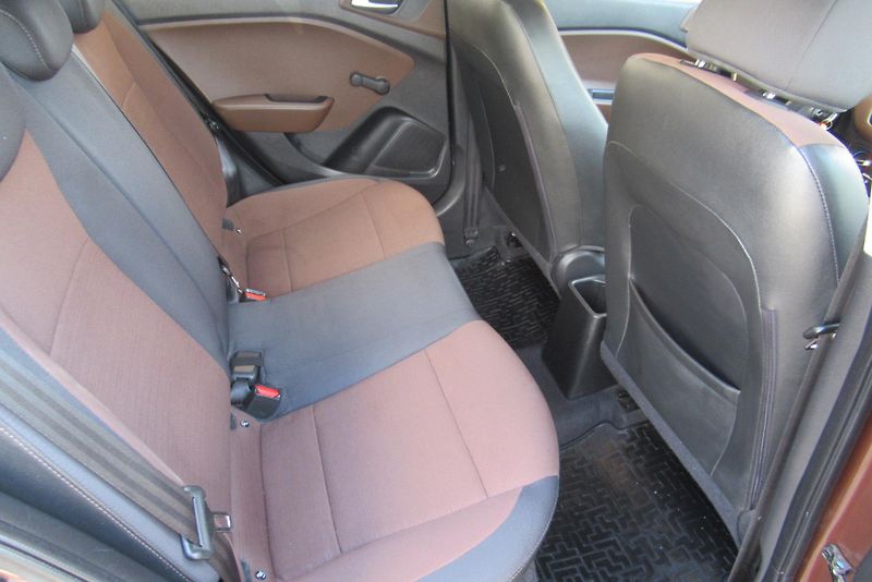 Hyundai i20 1.2i KLIMA PŮVOD ČR 1 MAJITEL - fotka 12 z 19