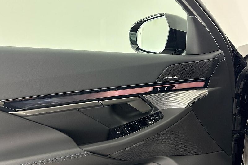 BMW Řada 5 řady 5 | 520d xDrive - fotka 12 z 16