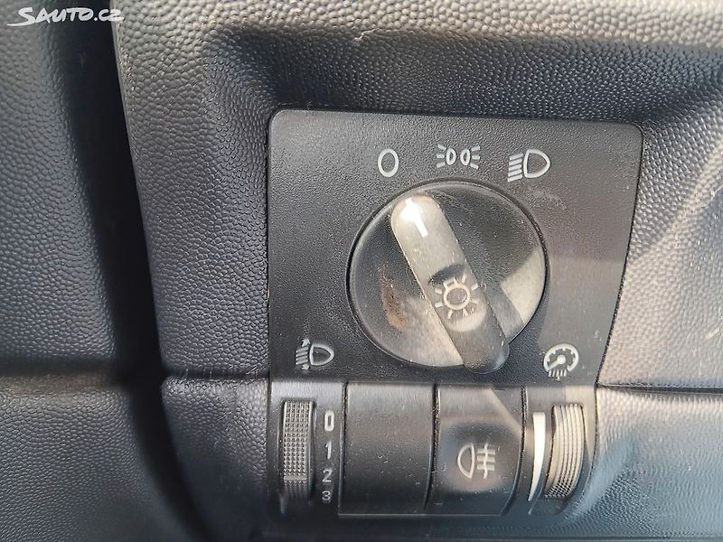 Opel Corsa 1.2 - fotka 16 z 23