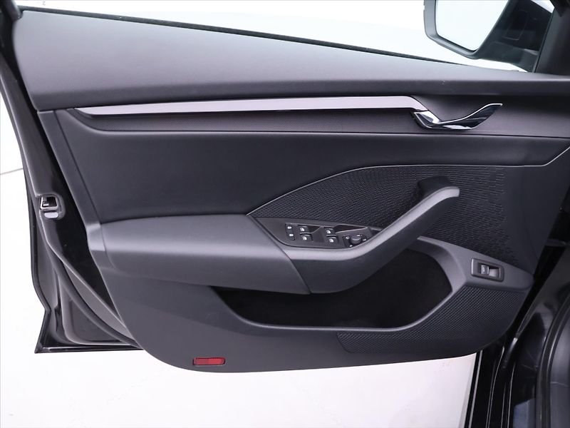 Škoda Octavia 2,0 TDI 110kW DSG Sportline DP - fotka 11 z 40