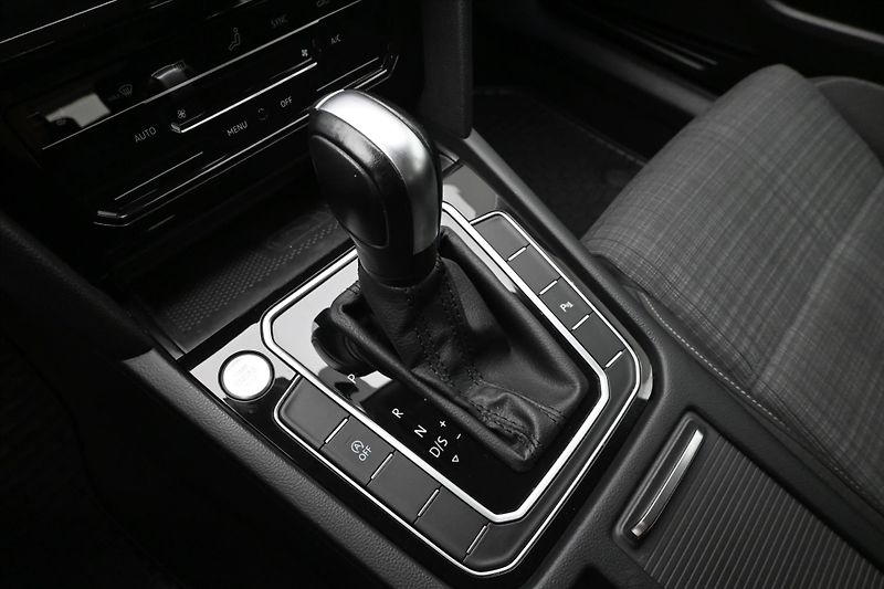Volkswagen Passat 2,0 TDI 110 kW DSG Business Zá - fotka 23 z 32