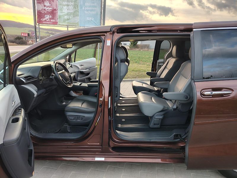 Toyota Sienna (2021) XLE 2.5 HYBRID AWD, 7 MÍST - fotka 11 z 14