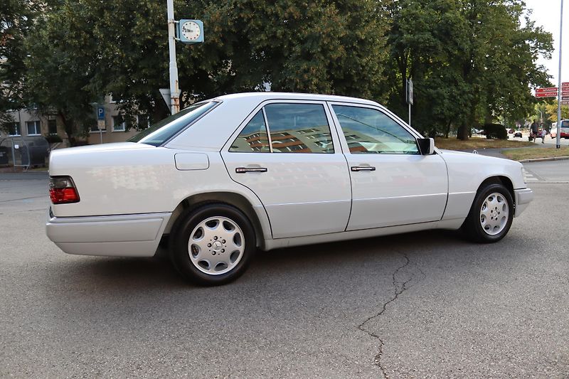 Mercedes-Benz 124 W124 320 E Sedan (1993) - fotka 13 z 32