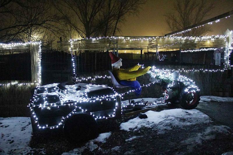 Popáté byly v Auto-retro-muzeum Veteráni Litvínov zahájeny Vánoce u Veteránů. Světýlky jsou osvětlena nejen auta, ale i přilehlý selský dvoreček.