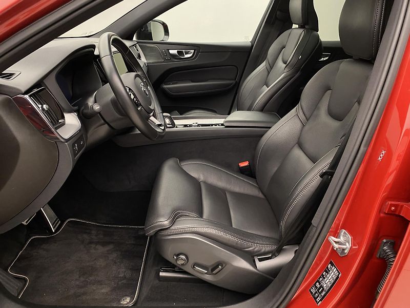 Volvo XC60 B5 AWD R-DESIGN AUT CZ - fotka 3 z 55