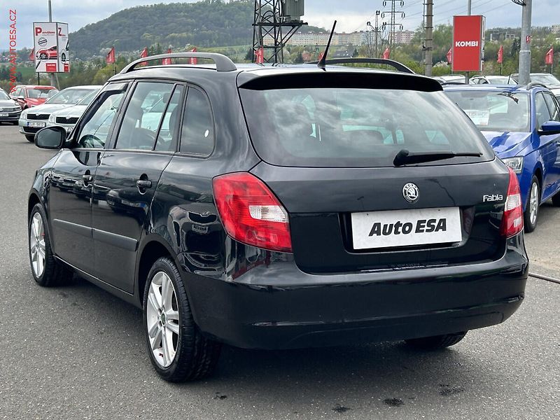 Škoda Fabia (2011) 1.2TSi, AC, výhřev sed. - fotka 6 z 15