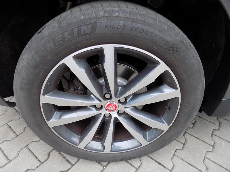 Jaguar F-Pace (2017) 2.0 D Původ ČR  - fotka 10 z 19