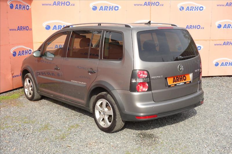 Volkswagen Touran 2,0 TDi,SERV.KN.,CROSS,7 MÍST. - fotka 5 z 32
