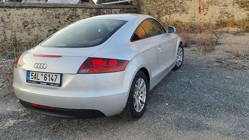 Audi TT vypadá hodně dravě, i když o naprostý supersport se nejedná.