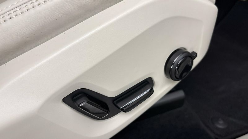 Volvo XC60 2.0 B5 AUT AWD Inscription - fotka 23 z 35