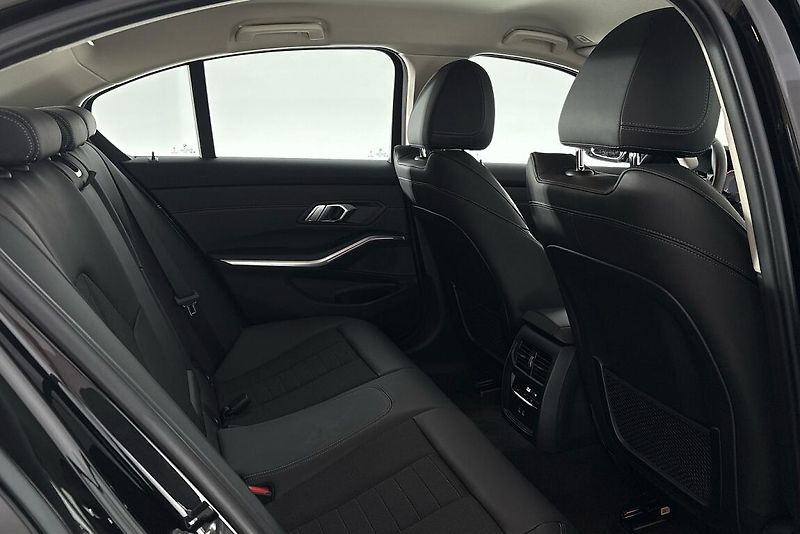 BMW Řada 3 320d xDrive - fotka 10 z 23