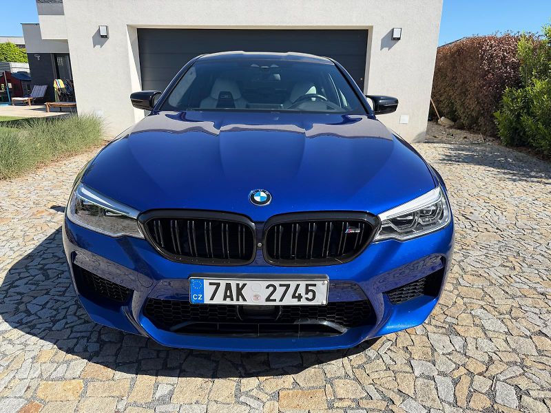 BMW M5 (2018) původ ČR, B&W, Marina Bay Blue - fotka 2 z 18