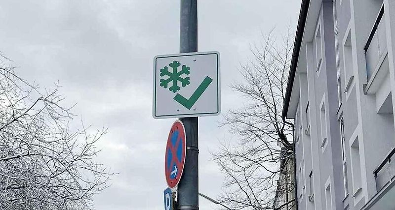 V Německu se v Mnichově objevila nová značka se sněhovou vločkou a zaškrtnutím.