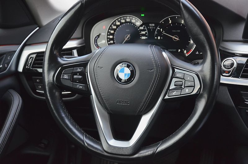 BMW Řada 5 (2017) 520d xDrive 140kW / ČR / DPH  - fotka 19 z 36