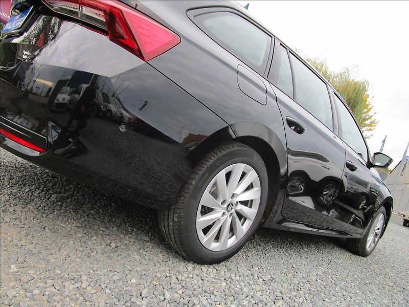 Škoda Octavia Combi 2.0TDi DSG Selection - fotka 8 z 59